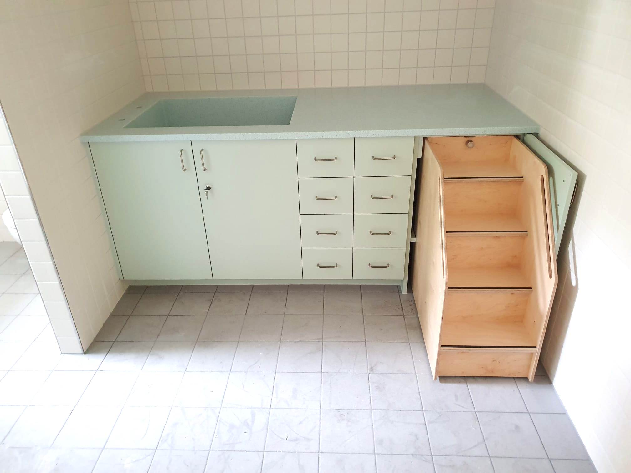 Waschrinnen, Waschtischanlagen und Wickeltische für Kindergarten, Kita + Krippe Waschrinnen, Waschtischanlagen und Wickeltische für Kindergarten, Kita + Krippe