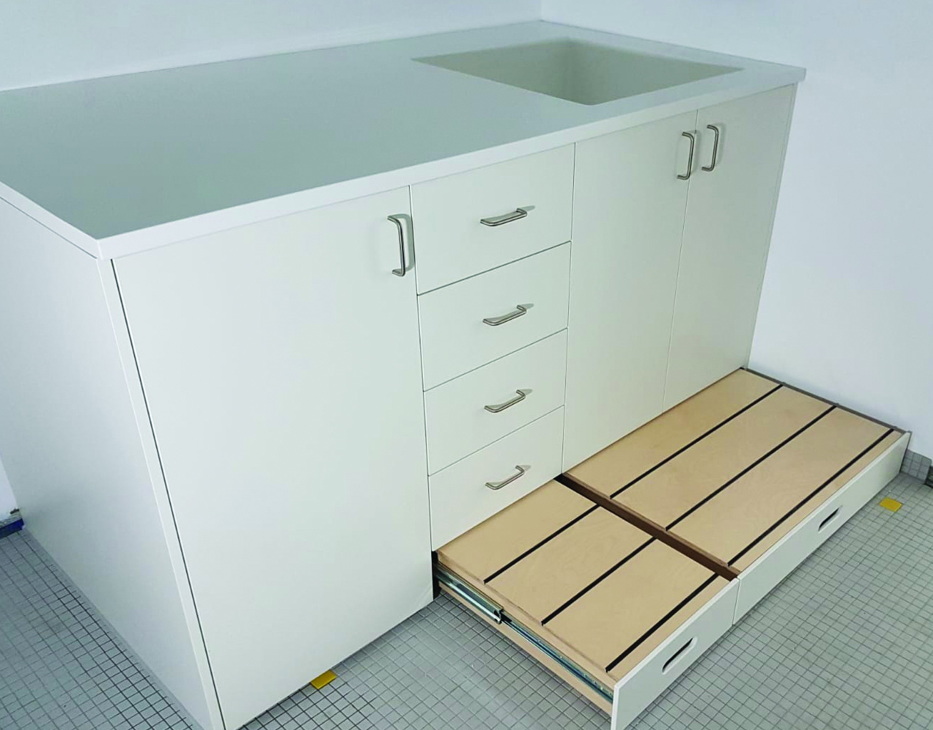 Waschrinnen, Waschtischanlagen und Wickeltische für Kindergarten, Kita + Krippe Waschrinnen, Waschtischanlagen und Wickeltische für Kindergarten, Kita + Krippe